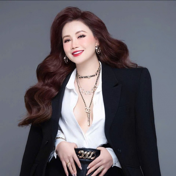 Diễn viên Hoàng Yến tự chữa lành sau 4 cuộc hôn nhân đổ vỡ, ủng hộ các con đi tu - 2