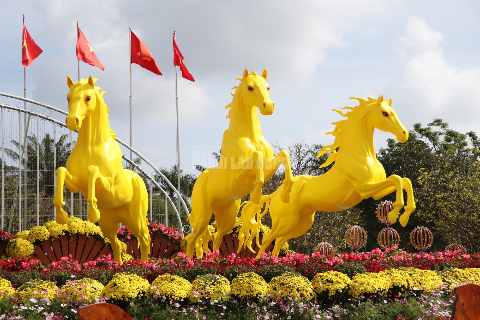 Hình tượng Thánh Gióng và ngựa vàng đẹp mắt tại Quảng trường 24 / 3 Đà Nẵng - Ảnh 2.