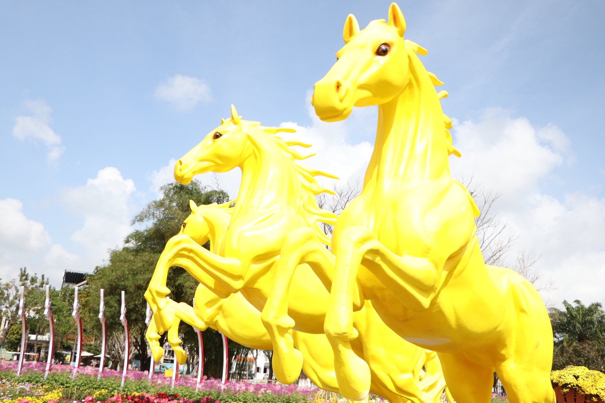 Hình tượng Thánh Gióng và ngựa vàng đẹp mắt tại Quảng trường 24 / 3 Đà Nẵng - Ảnh 5.