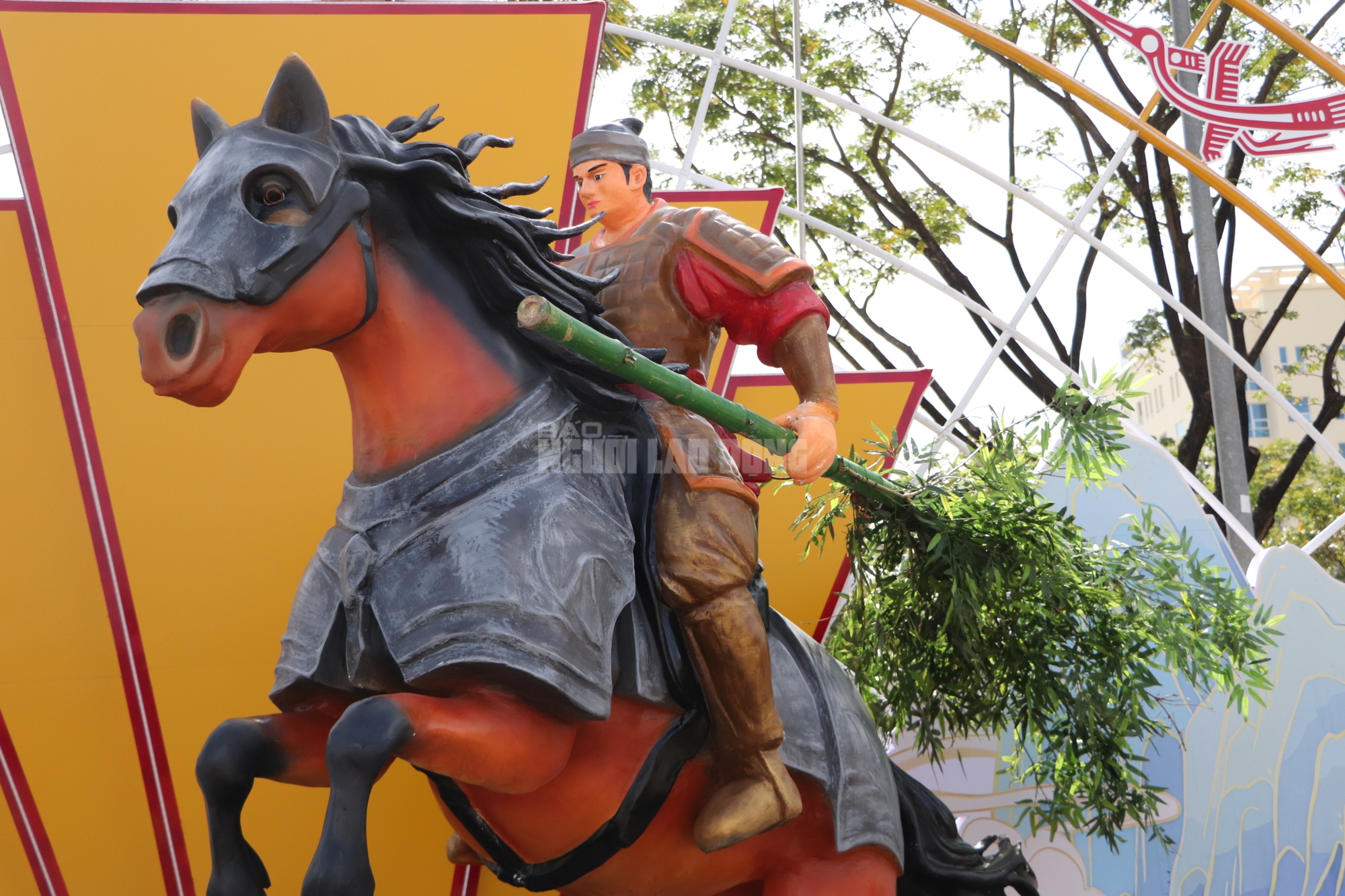 Hình tượng Thánh Gióng và ngựa vàng đẹp mắt tại Quảng trường 24 / 3 Đà Nẵng - Ảnh 7.