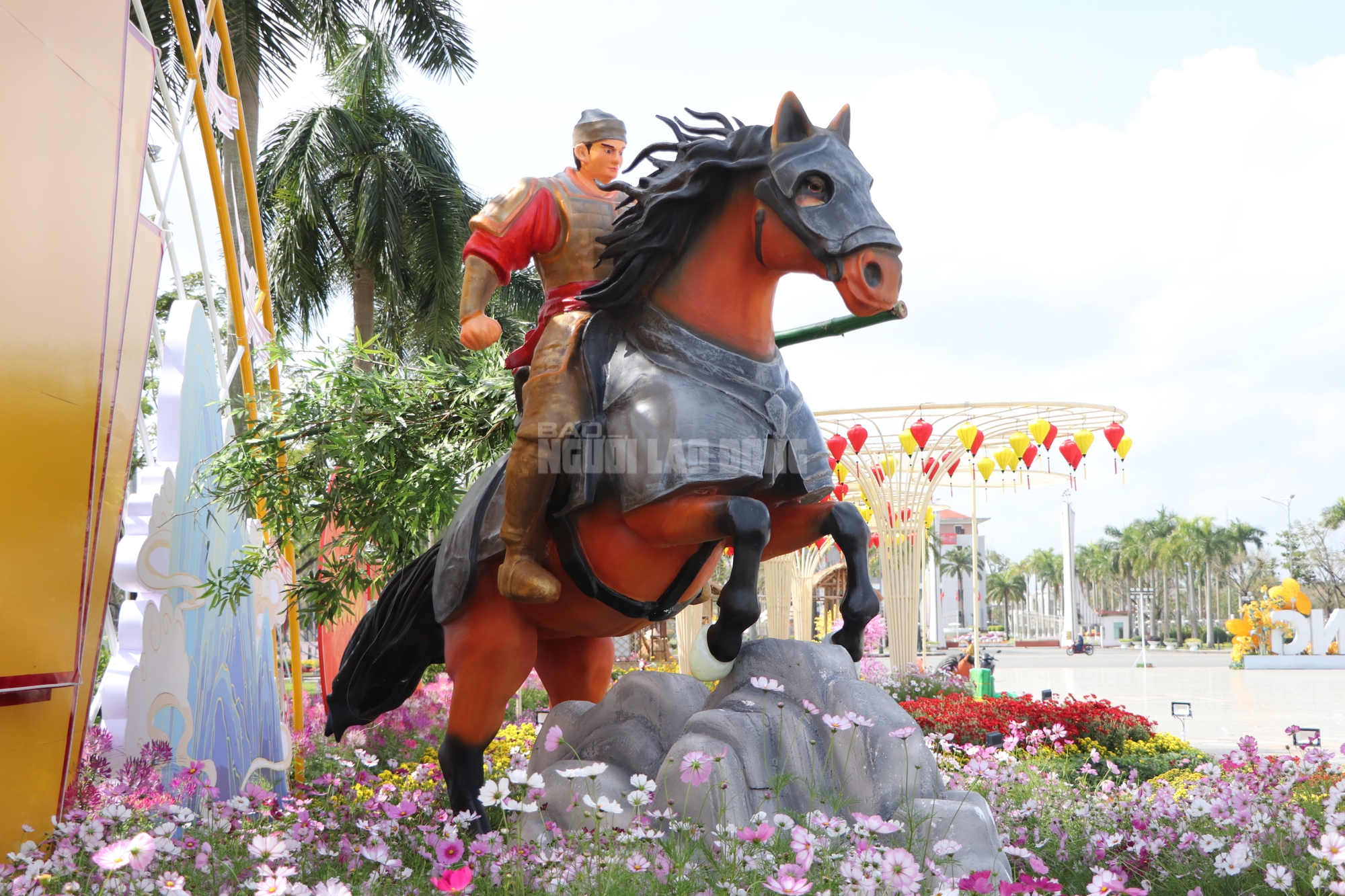 Hình tượng Thánh Gióng và ngựa vàng đẹp mắt tại Quảng trường 24 / 3 Đà Nẵng - Ảnh 9.