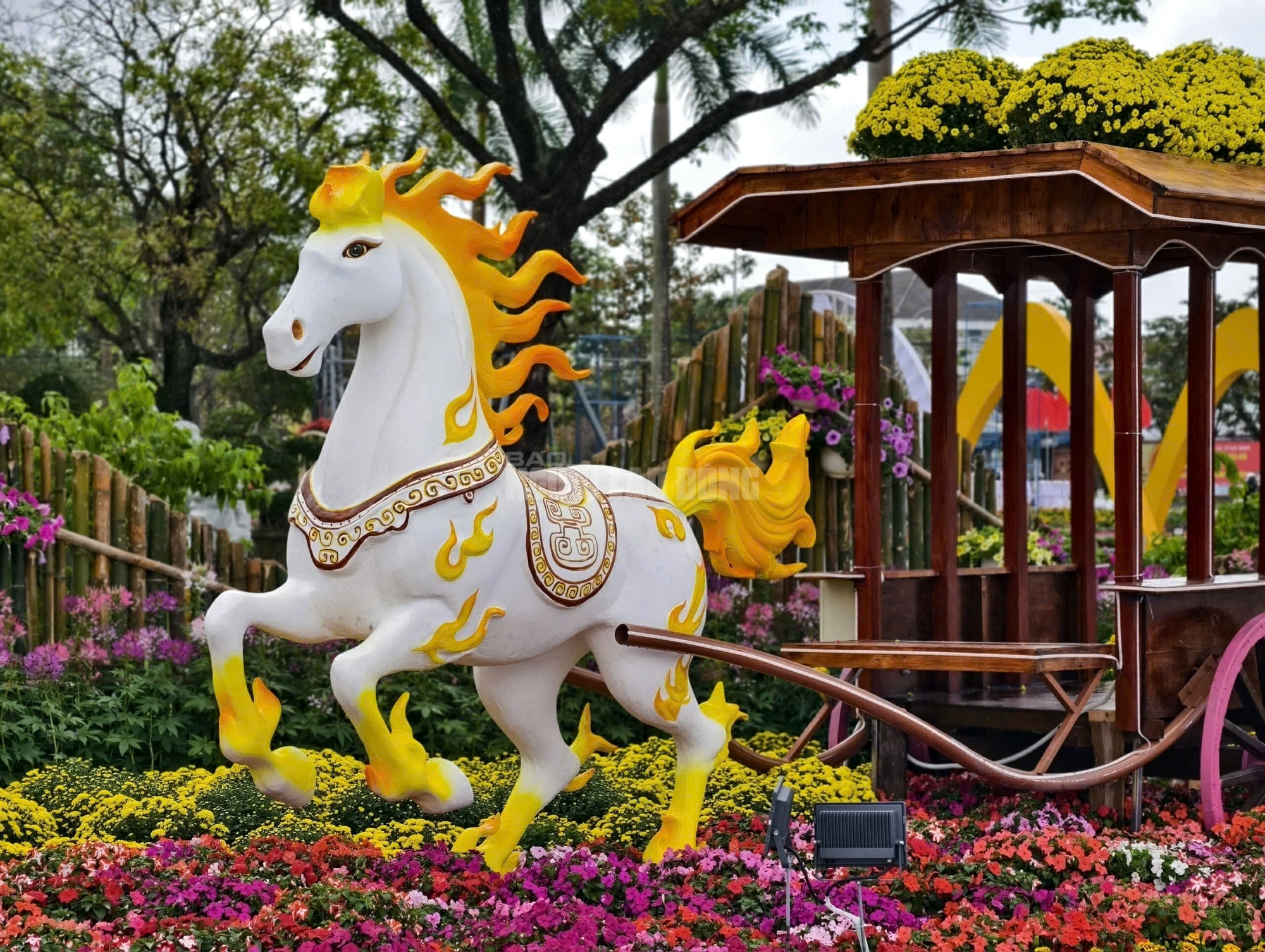 Hình tượng Thánh Gióng và ngựa vàng đẹp mắt tại Quảng trường 24 / 3 Đà Nẵng - Ảnh 12.