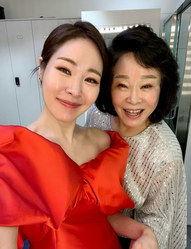 Mẹ con diễn viên là 