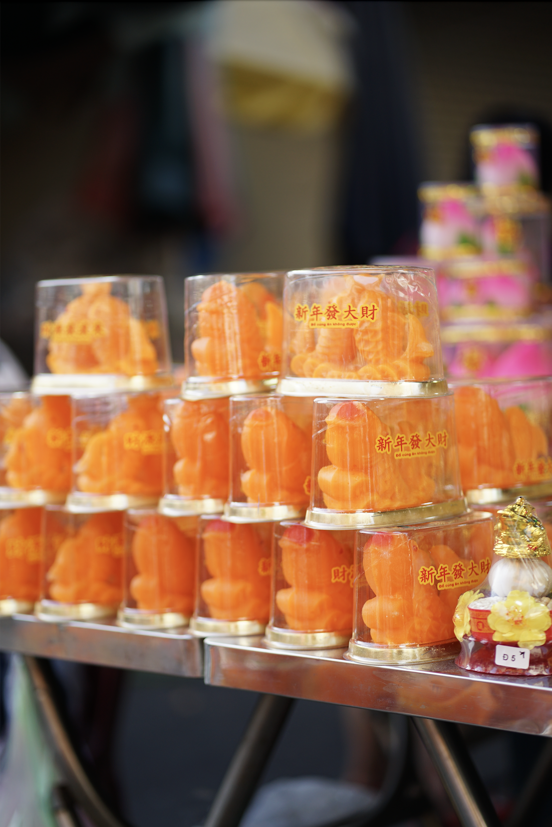 Cảnh tượng lạ lùng ngày ông Táo: Bánh trái đẹp như vàng nhưng người dân chỉ dám “mua một nửa” tại chợ người Hoa- Ảnh 4.