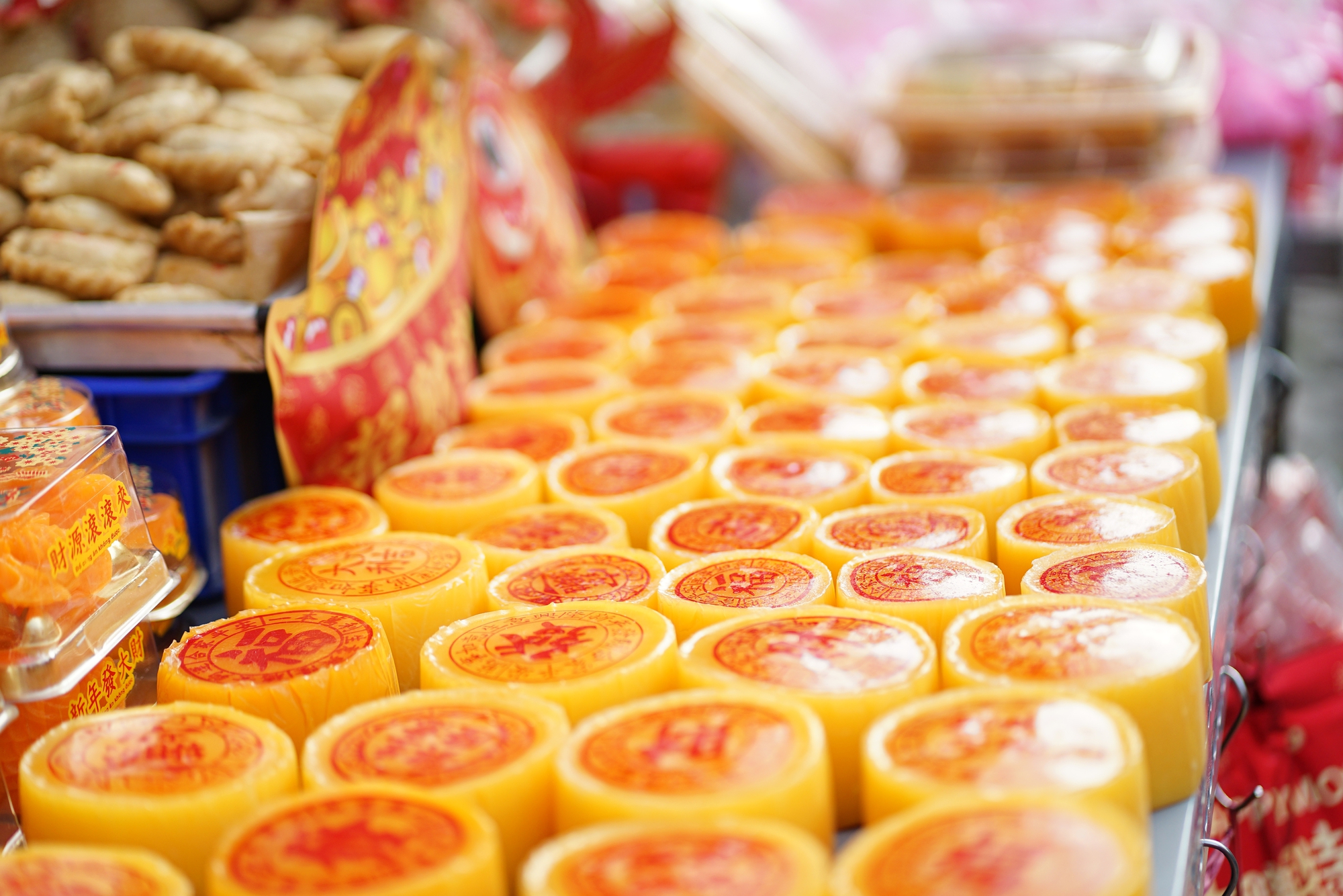 Cảnh tượng lạ lùng ngày ông Táo: Bánh trái đẹp như vàng nhưng người dân chỉ dám “mua một nửa” tại chợ người Hoa- Ảnh 5.