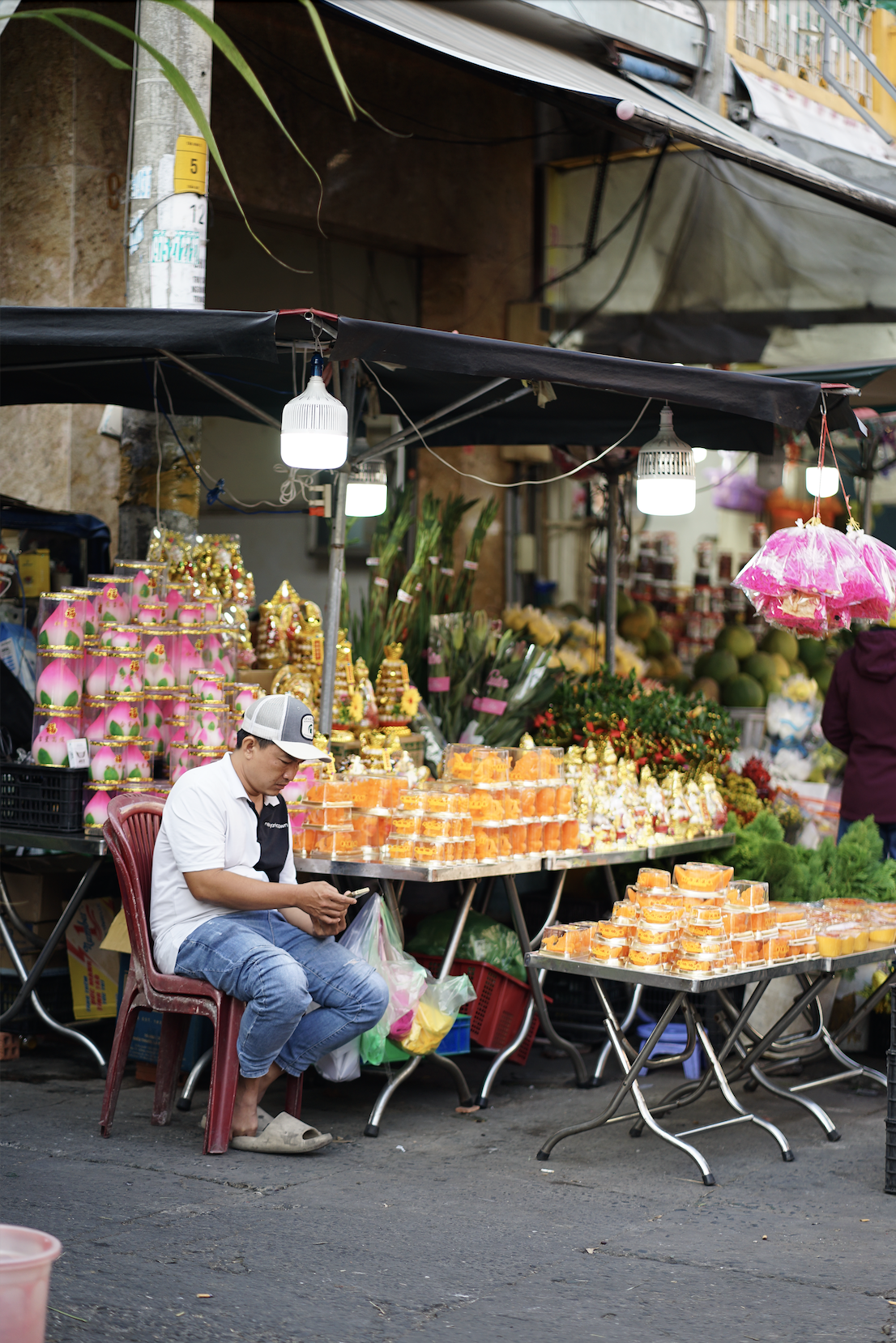 Cảnh tượng lạ lùng ngày ông Táo: Bánh trái đẹp như vàng nhưng người dân chỉ dám “mua một nửa” tại chợ người Hoa- Ảnh 7.