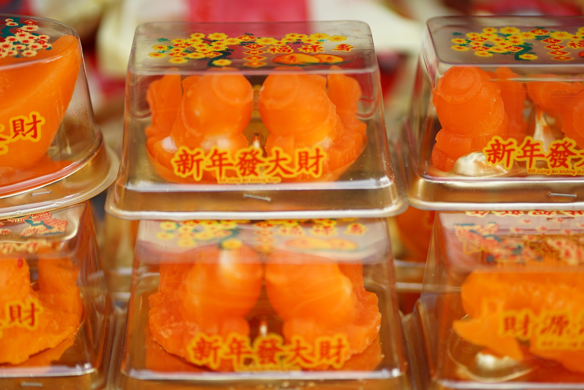 Cảnh tượng lạ lùng ngày ông Táo: Bánh trái đẹp như vàng nhưng người dân chỉ dám “mua một nửa” tại chợ người Hoa- Ảnh 9.