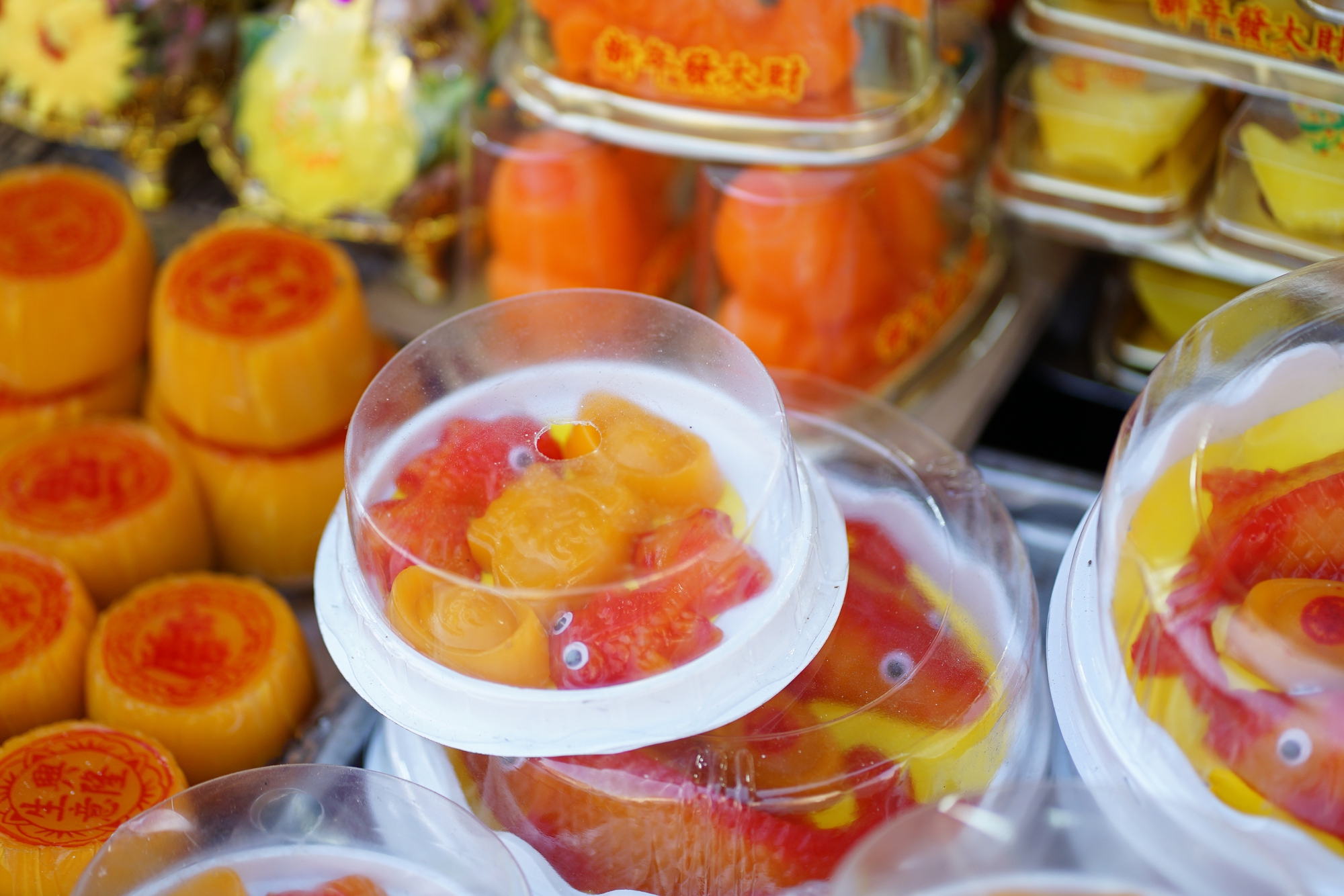 Cảnh tượng lạ lùng ngày ông Táo: Bánh trái đẹp như vàng nhưng người dân chỉ dám “mua một nửa” tại chợ người Hoa- Ảnh 10.