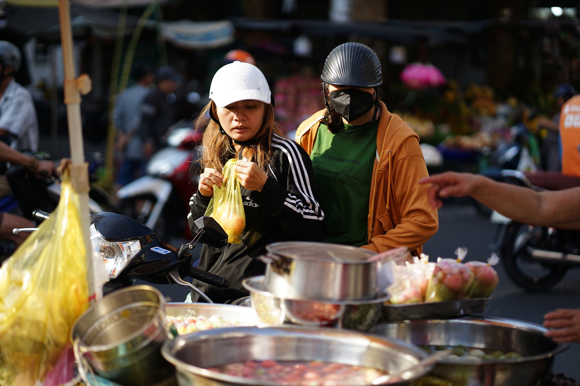 Cảnh tượng lạ lùng ngày ông Táo: Bánh trái đẹp như vàng nhưng người dân chỉ dám “mua một nửa” tại chợ người Hoa- Ảnh 11.