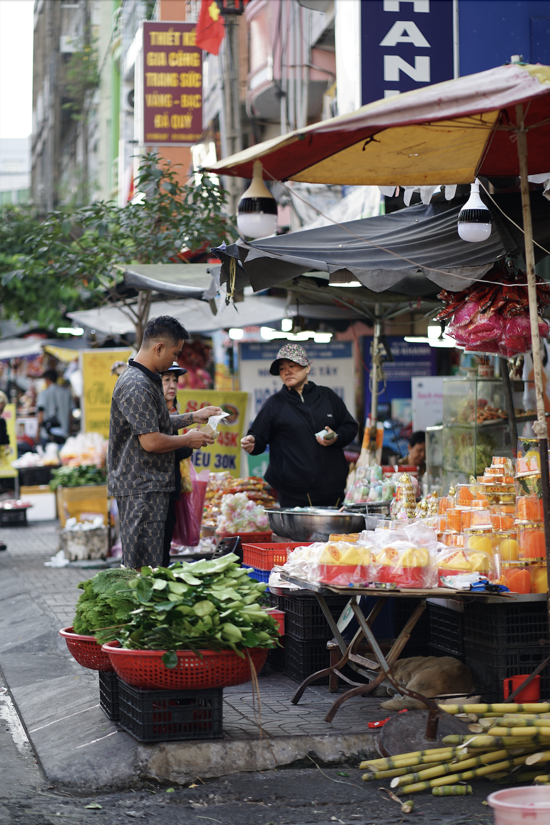 Cảnh tượng lạ lùng ngày ông Táo: Bánh trái đẹp như vàng nhưng người dân chỉ dám “mua một nửa” tại chợ người Hoa- Ảnh 12.