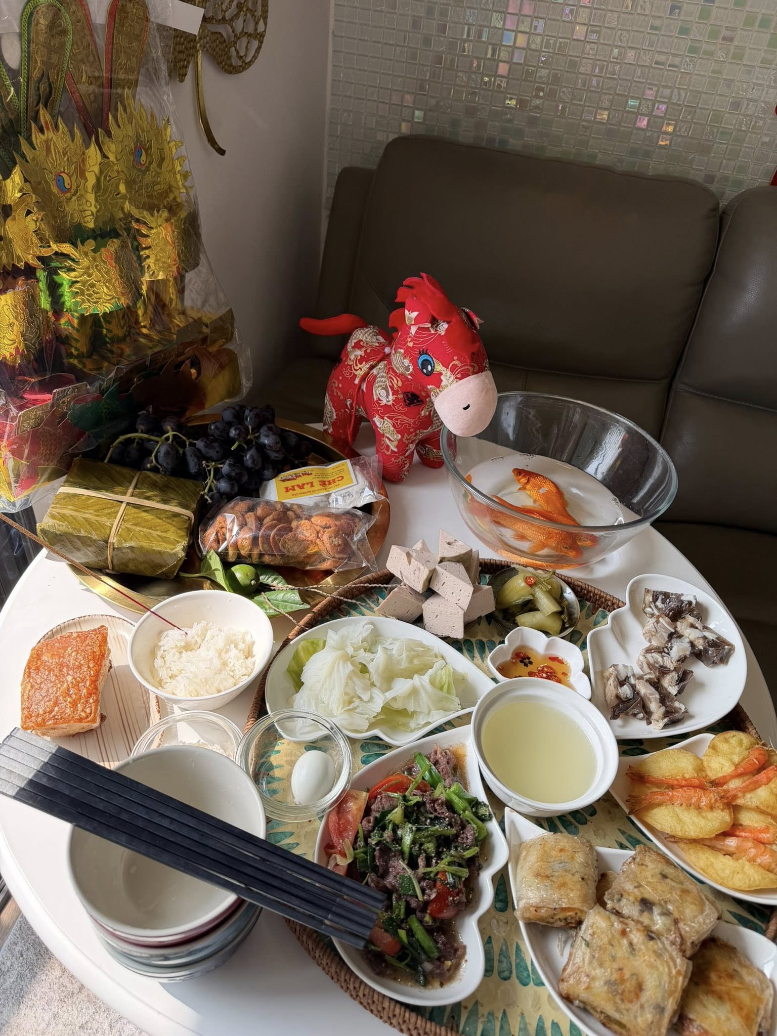 Đại hội khoe mâm cúng ông Công ông Táo tràn ngập MXH, loạt món đặc sản được đưa 