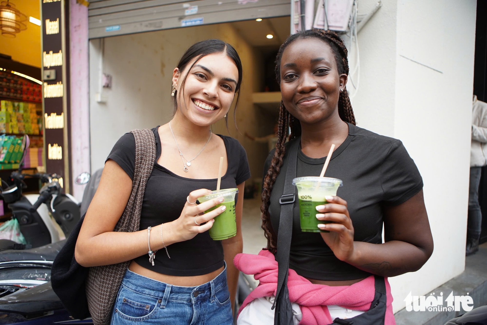 Matcha 'đắt nhất thị trường' về Hà Nội, khách xếp hàng dài dù giá 'chát' - Ảnh 2.