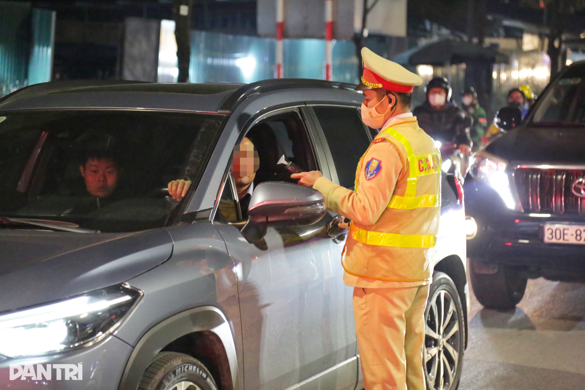 Uống rượu cúng ông Công ông Táo, tài xế giấu xe vào nhà dân để né CSGT - 2