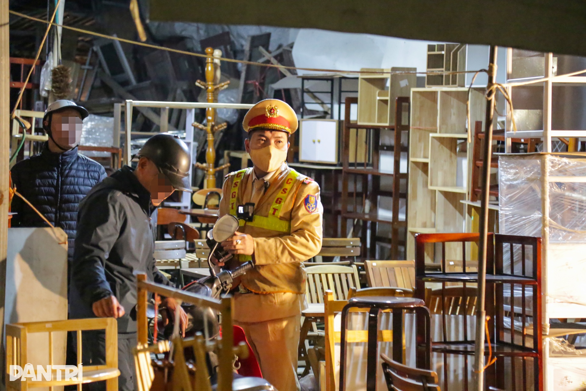 Uống rượu cúng ông Công ông Táo, tài xế giấu xe vào nhà dân để né CSGT - 3