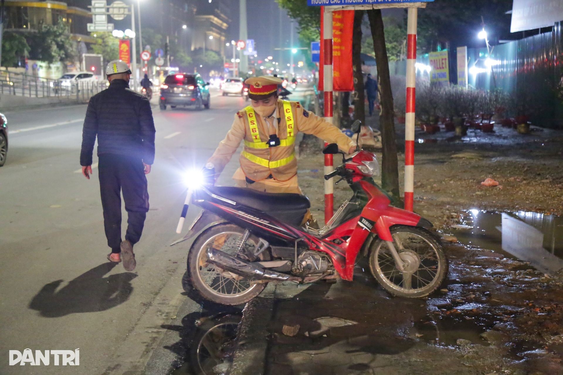 Uống rượu cúng ông Công ông Táo, tài xế giấu xe vào nhà dân để né CSGT - 5