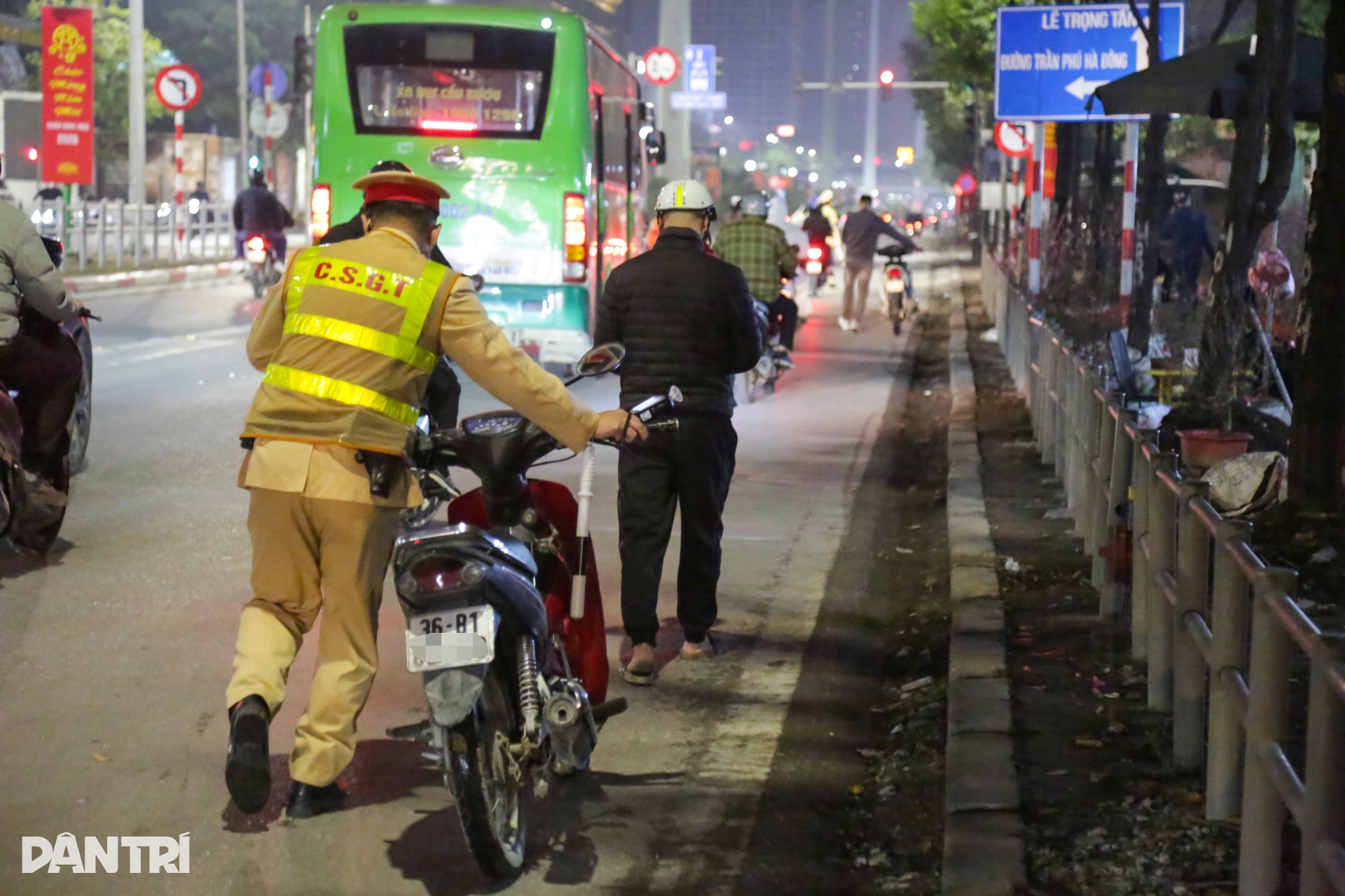 Uống rượu cúng ông Công ông Táo, tài xế giấu xe vào nhà dân để né CSGT - 6