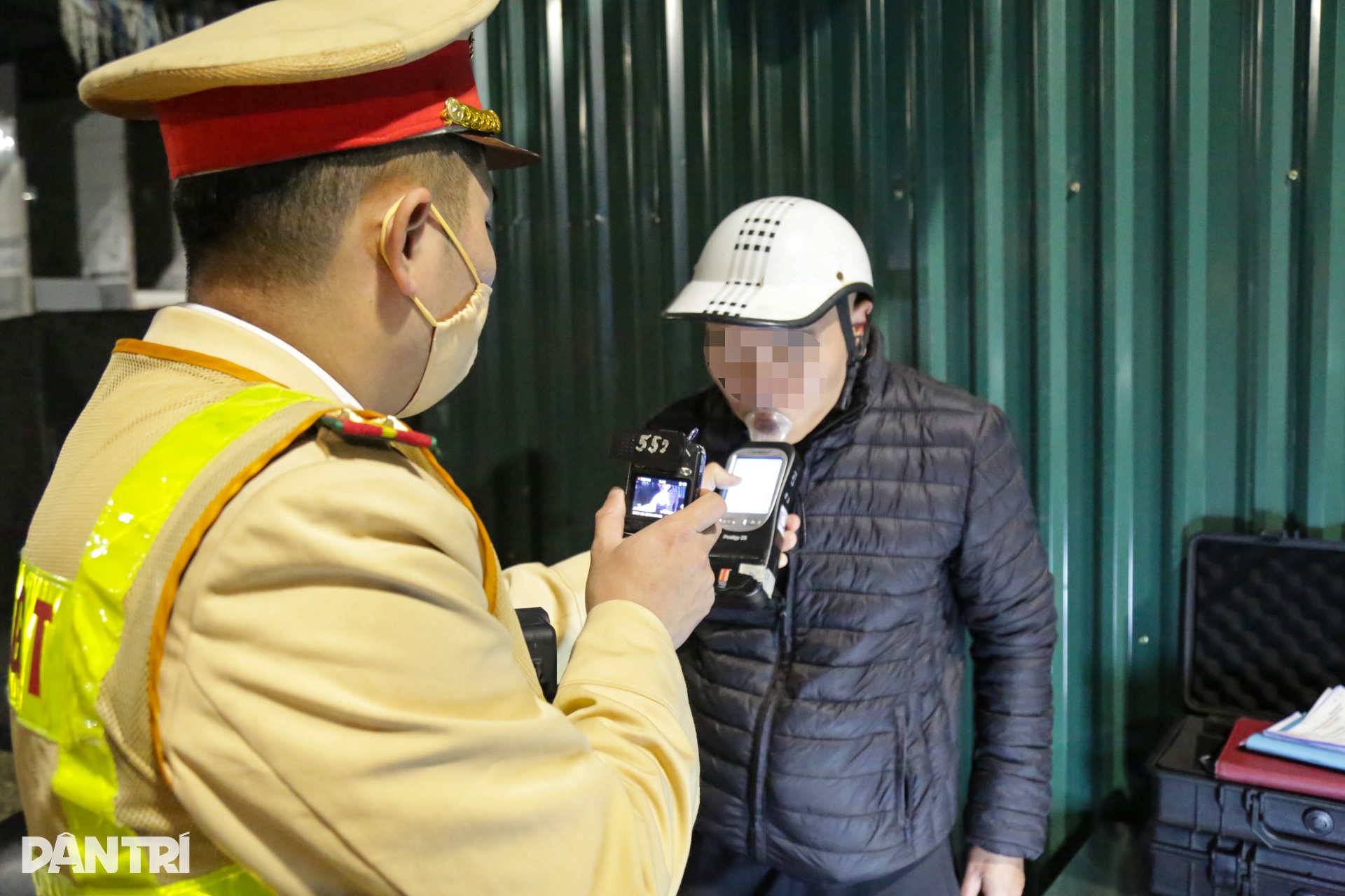 Uống rượu cúng ông Công ông Táo, tài xế giấu xe vào nhà dân để né CSGT - 7