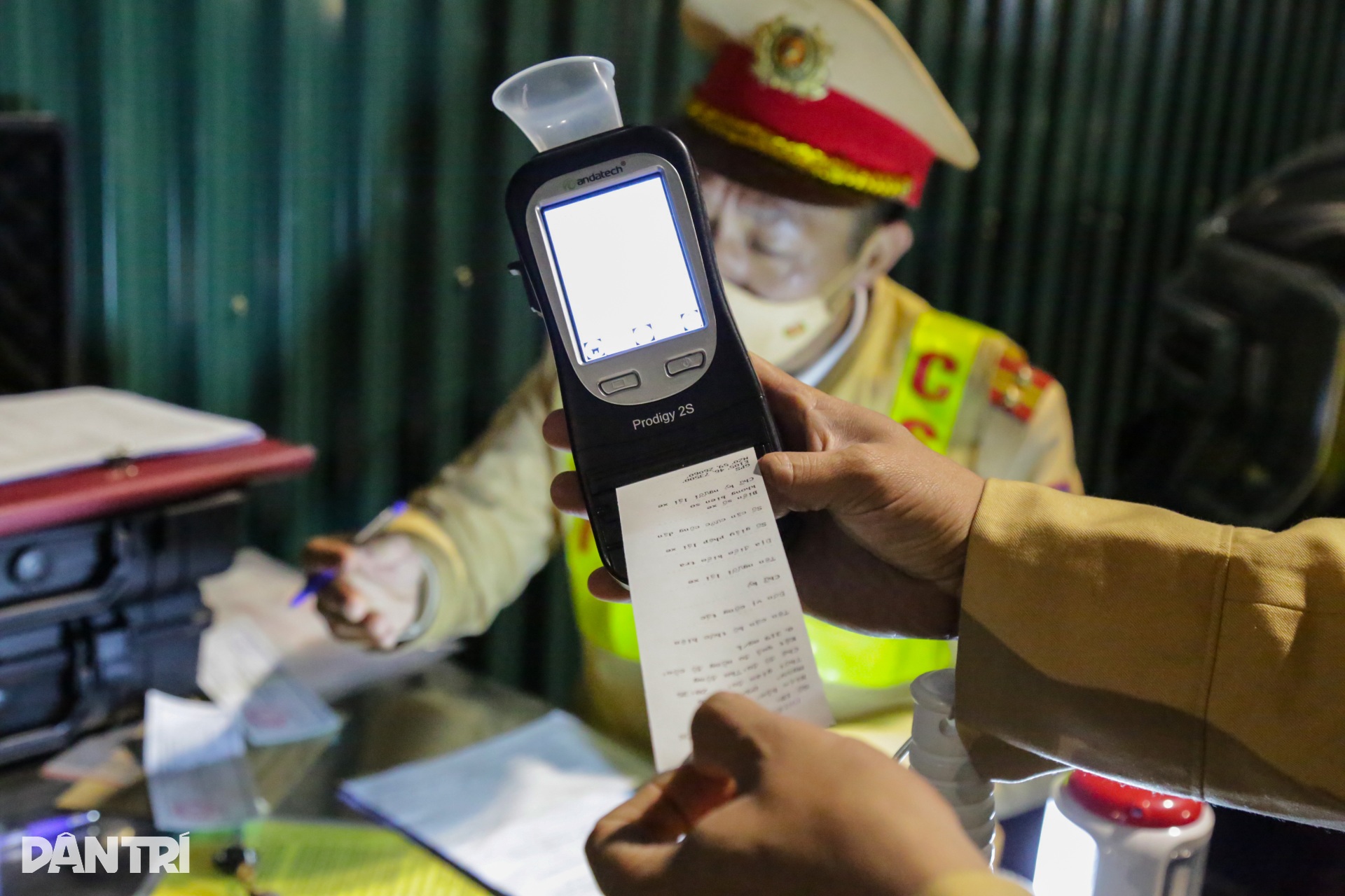 Uống rượu cúng ông Công ông Táo, tài xế giấu xe vào nhà dân để né CSGT - 8