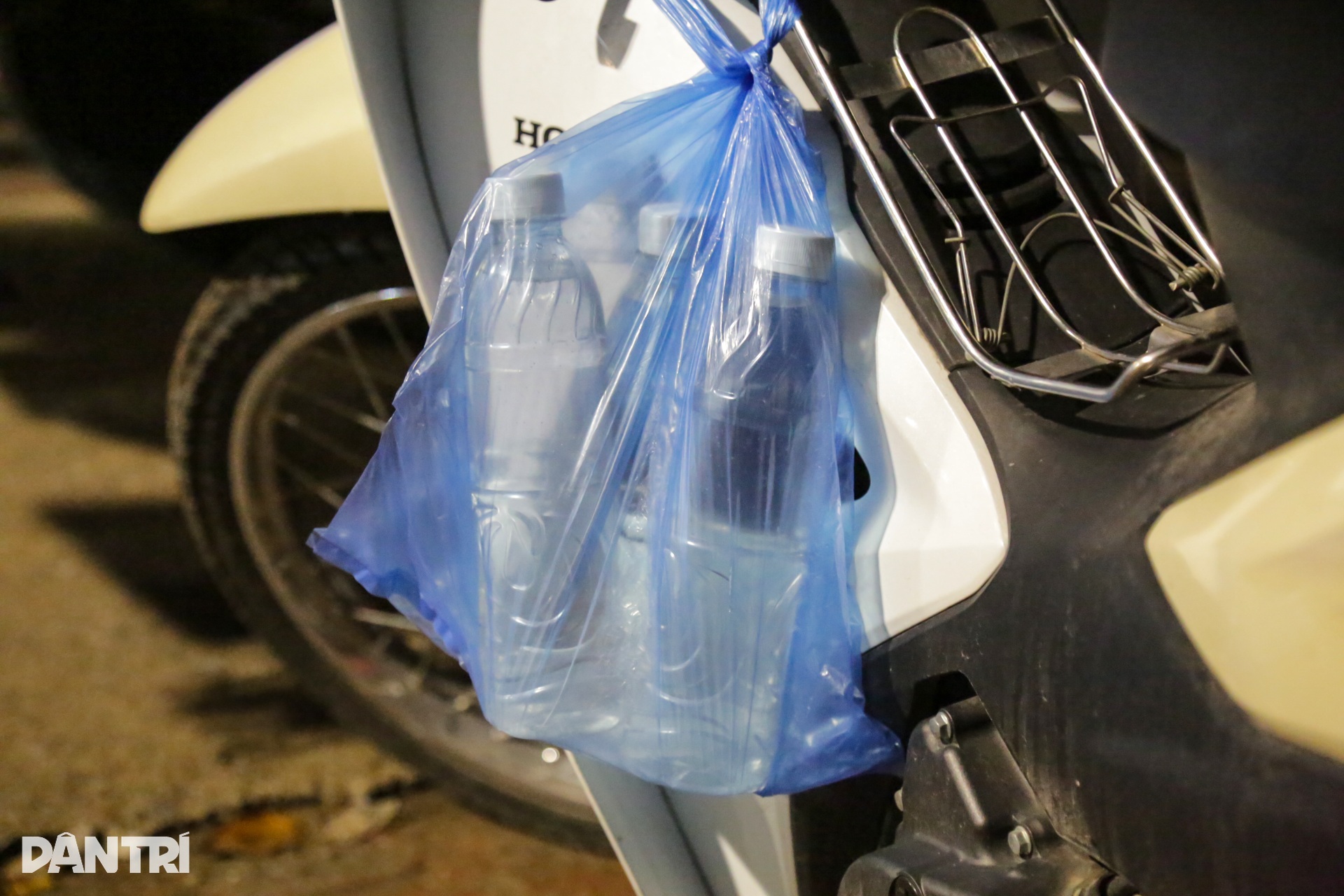 Uống rượu cúng ông Công ông Táo, tài xế giấu xe vào nhà dân để né CSGT - 9