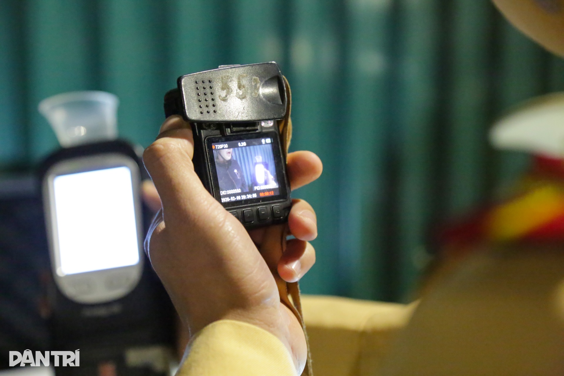 Uống rượu cúng ông Công ông Táo, tài xế giấu xe vào nhà dân để né CSGT - 10