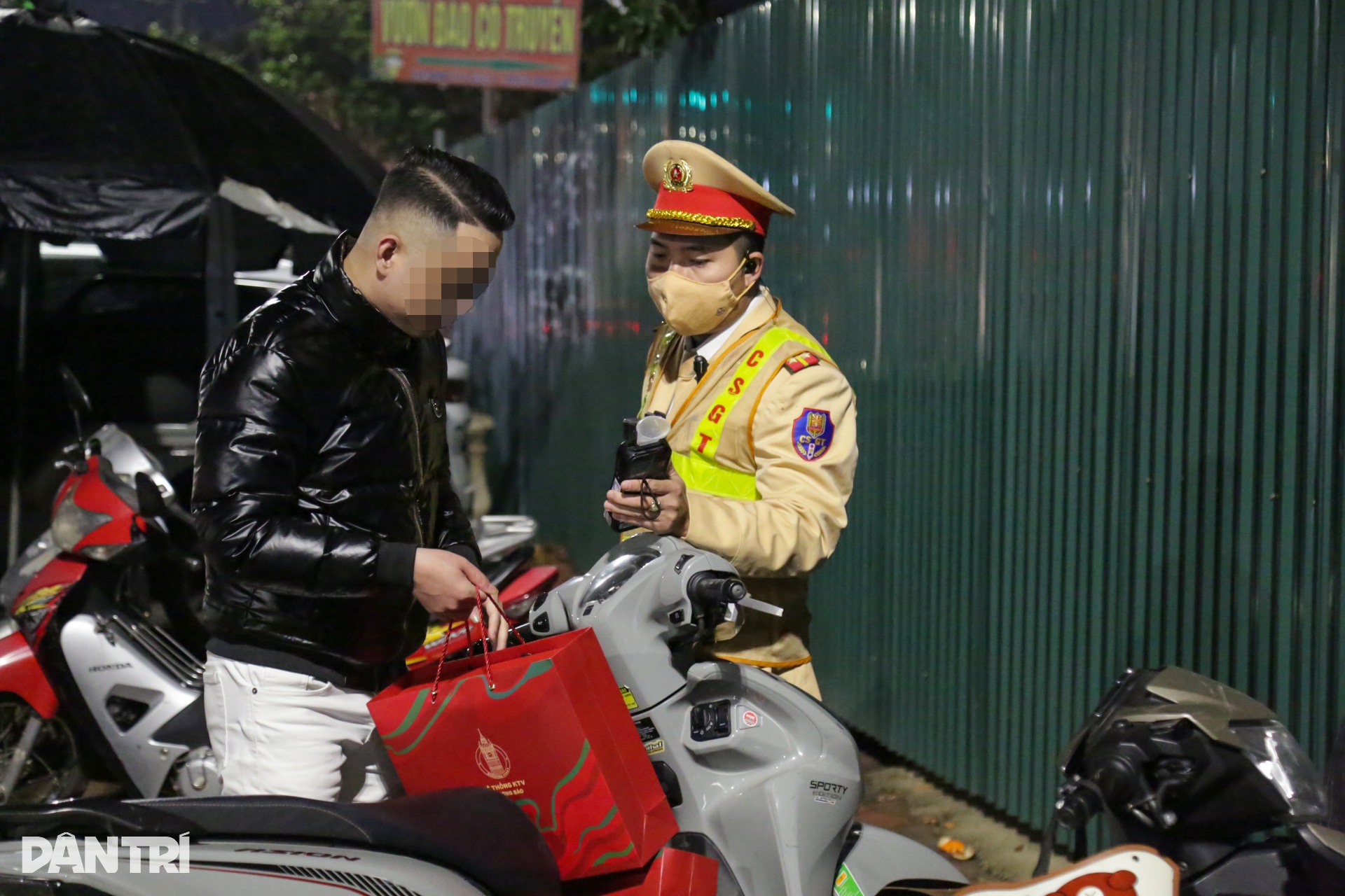 Uống rượu cúng ông Công ông Táo, tài xế giấu xe vào nhà dân để né CSGT - 11