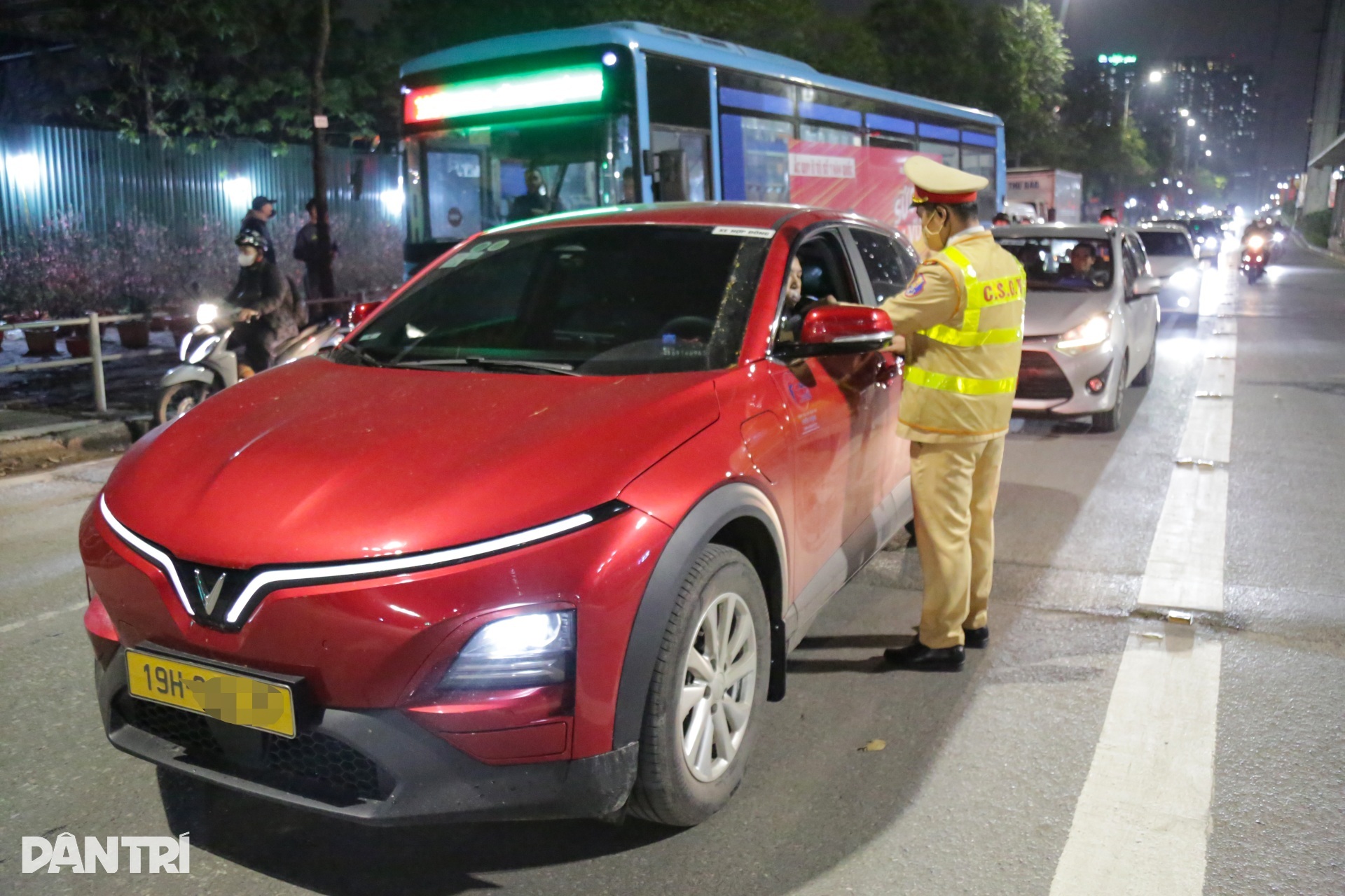 Uống rượu cúng ông Công ông Táo, tài xế giấu xe vào nhà dân để né CSGT - 13