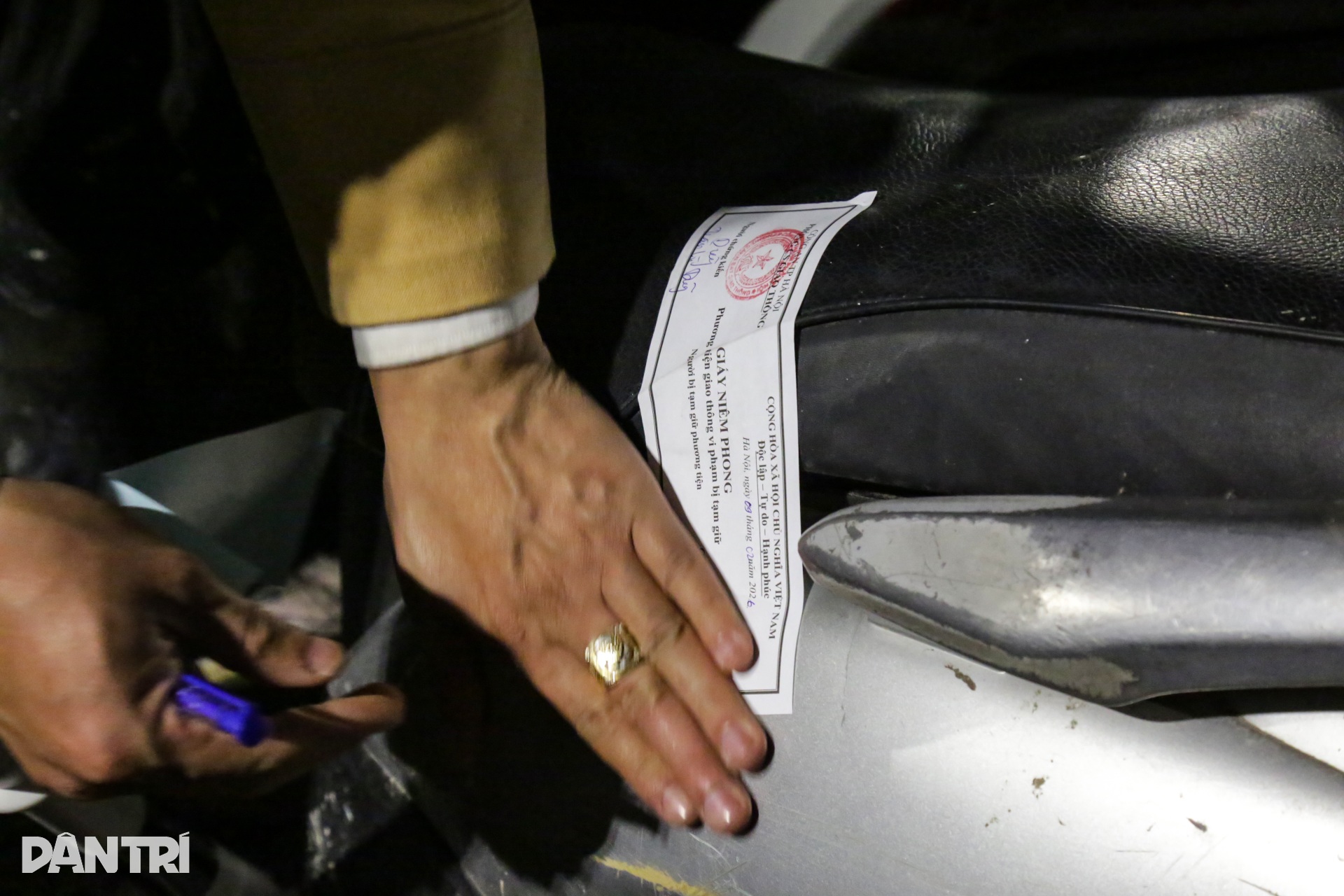 Uống rượu cúng ông Công ông Táo, tài xế giấu xe vào nhà dân để né CSGT - 14