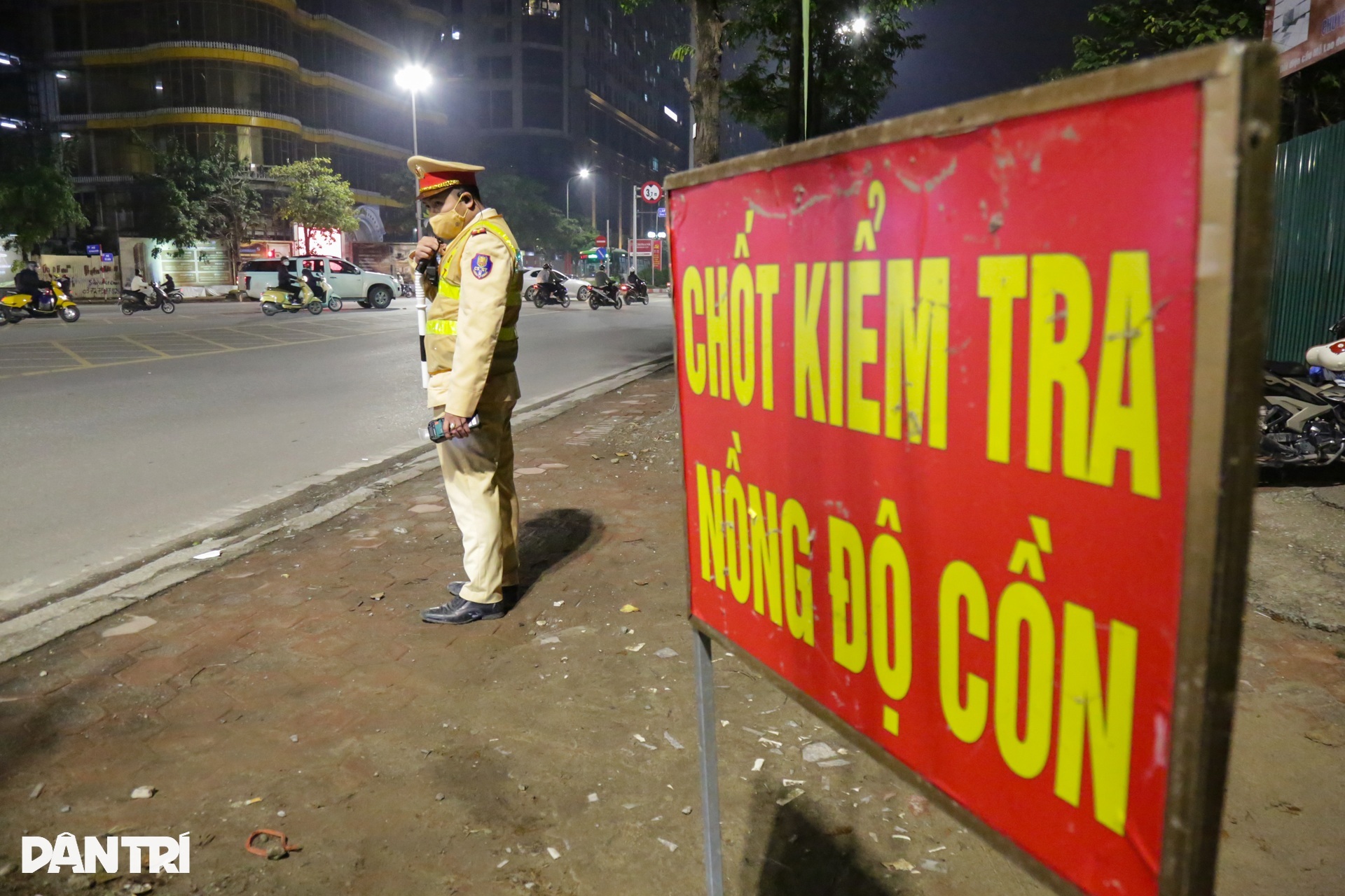 Uống rượu cúng ông Công ông Táo, tài xế giấu xe vào nhà dân để né CSGT - 15