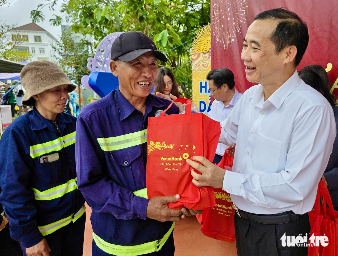 Được lãnh đạo trao quà Tết, dân vùng lũ và công nhân môi trường ấm lòng - Ảnh 3.