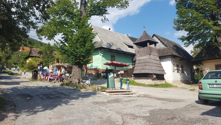 Mặc dù hoạt động du lịch giúp ích cho kinh tế địa phương, nhưng một số dân làng cho rằng việc bị quá tải lượng khách đã gây ra nhiều vấn đề. Nguồn: Tripadvisor/MZdeny