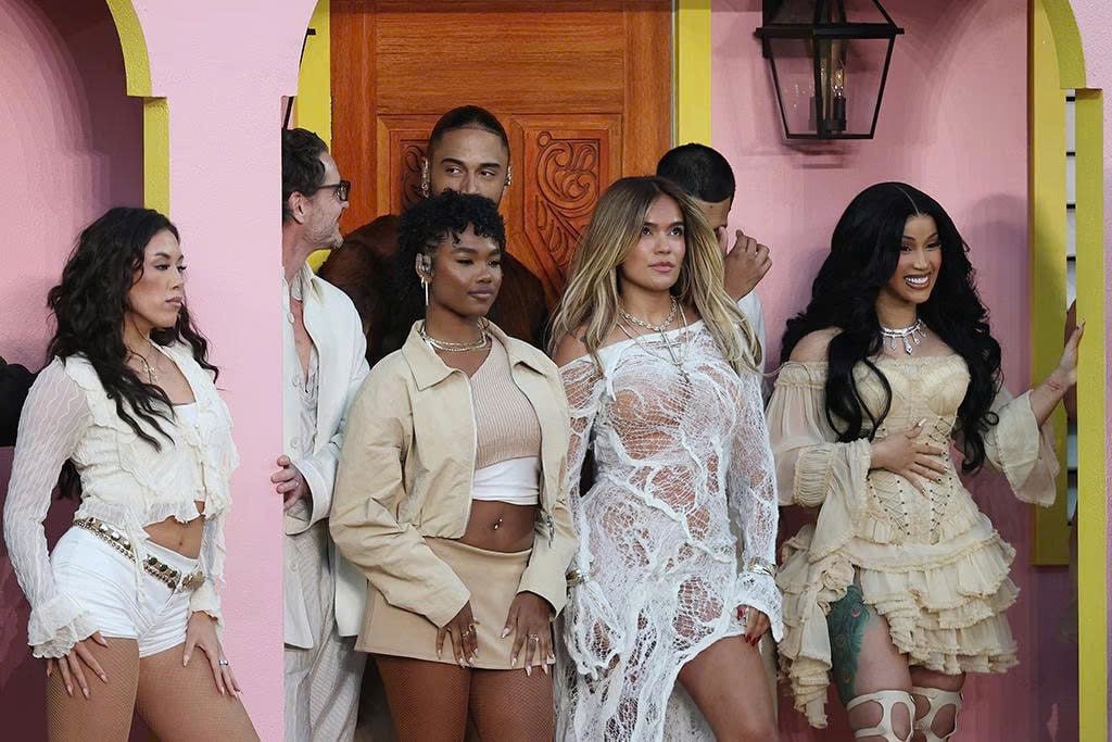 Sân khấu Super Bowl bị Tổng thống Trump chê “tệ nhất lịch sử”: Cả núi tiền dàn dựng, khiến cả triệu người tự hào- Ảnh 8.