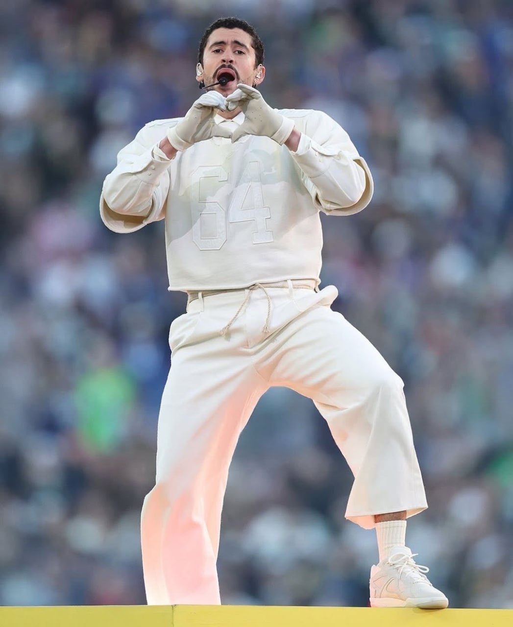 Sân khấu Super Bowl bị Tổng thống Trump chê “tệ nhất lịch sử”: Cả núi tiền dàn dựng, khiến cả triệu người tự hào- Ảnh 9.