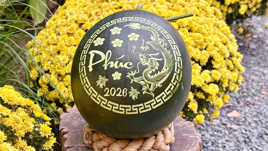 Nghịch lý trái cây Tết: Dưa khắc chữ cháy hàng, bưởi hồ lô giảm nhiệt - 2