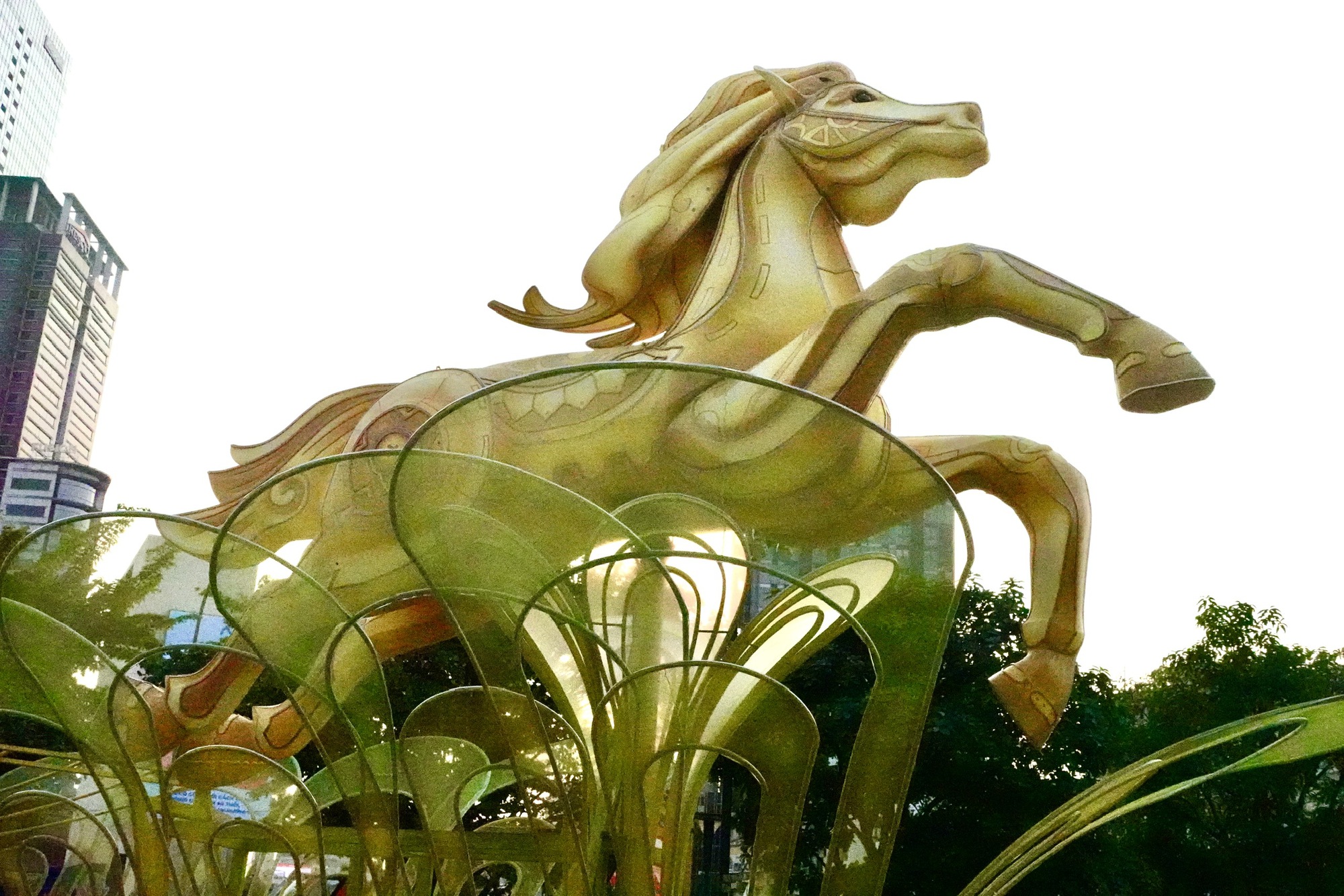 Lộ diện linh vật ngựa khổng lồ tại đường hoa Nguyễn Huệ- Ảnh 3.