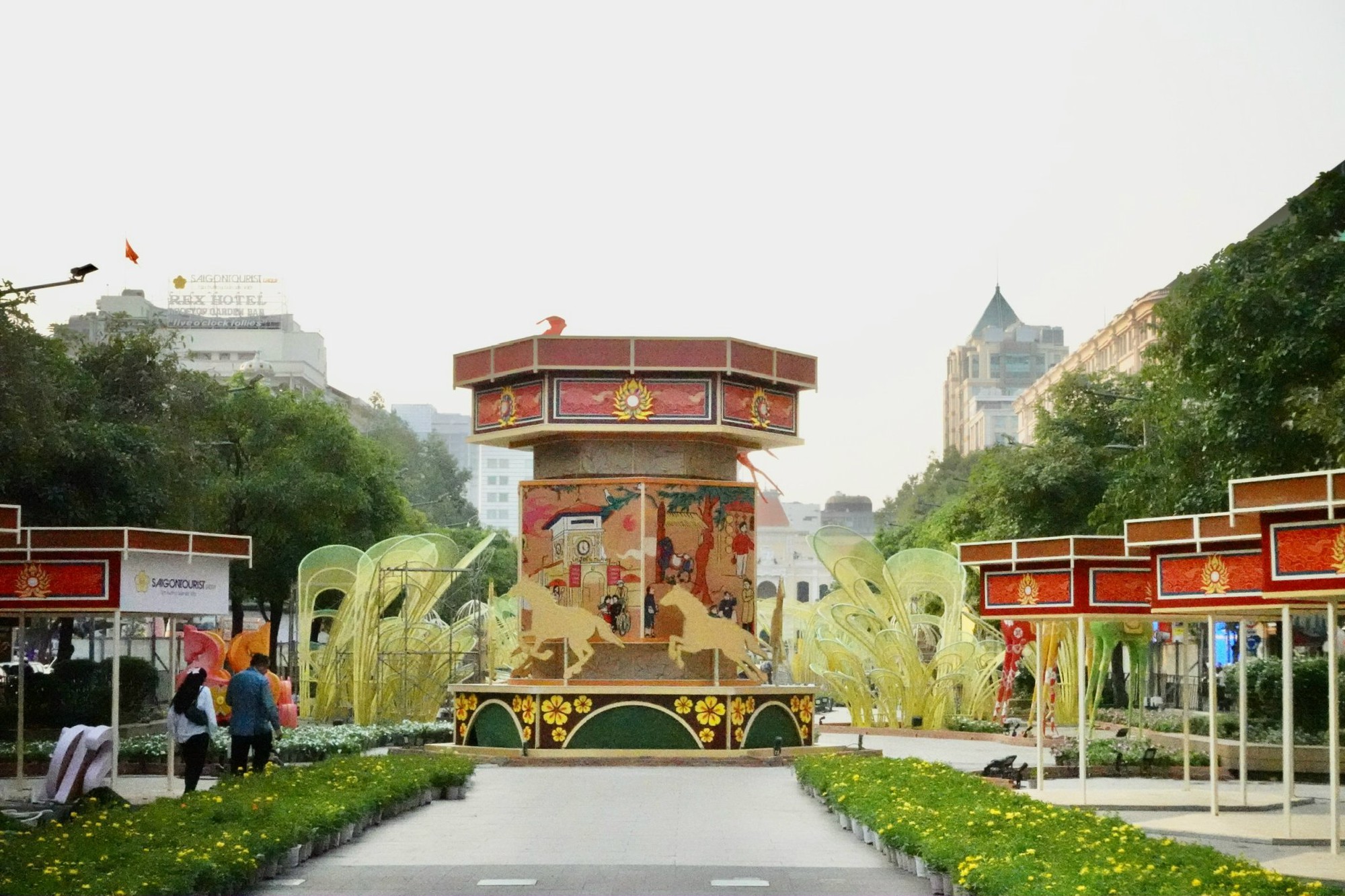 Lộ diện linh vật ngựa khổng lồ tại đường hoa Nguyễn Huệ- Ảnh 4.