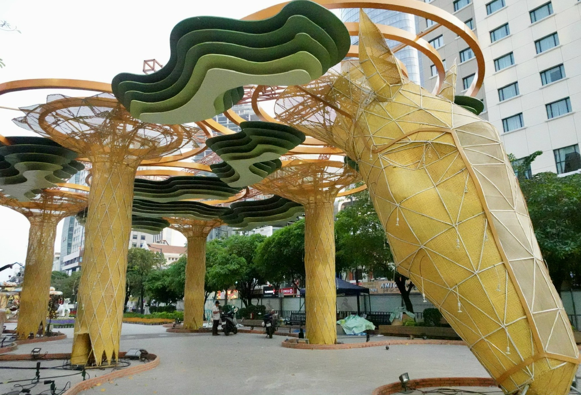 Lộ diện linh vật ngựa khổng lồ tại đường hoa Nguyễn Huệ- Ảnh 6.