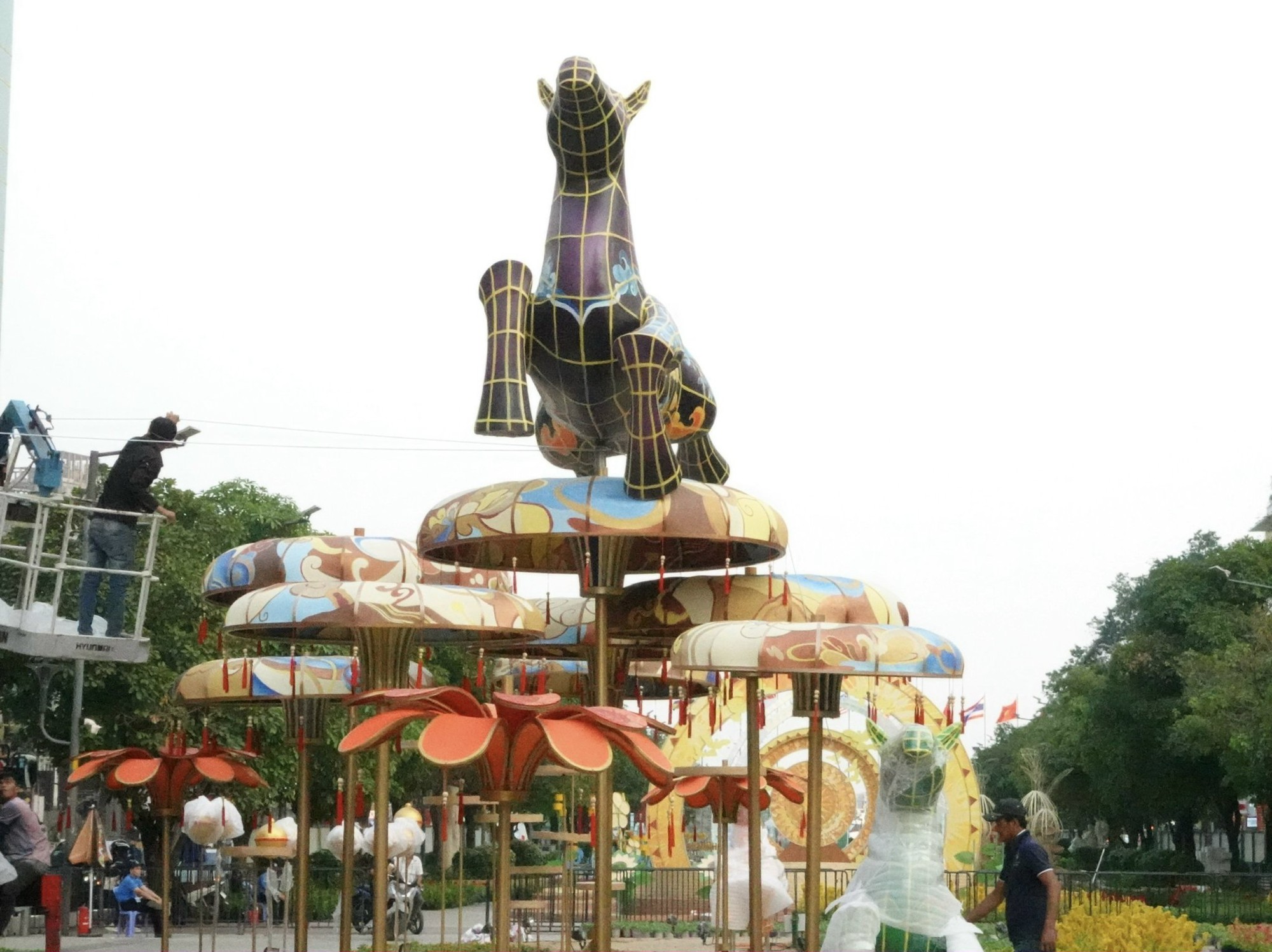 Lộ diện linh vật ngựa khổng lồ tại đường hoa Nguyễn Huệ- Ảnh 7.