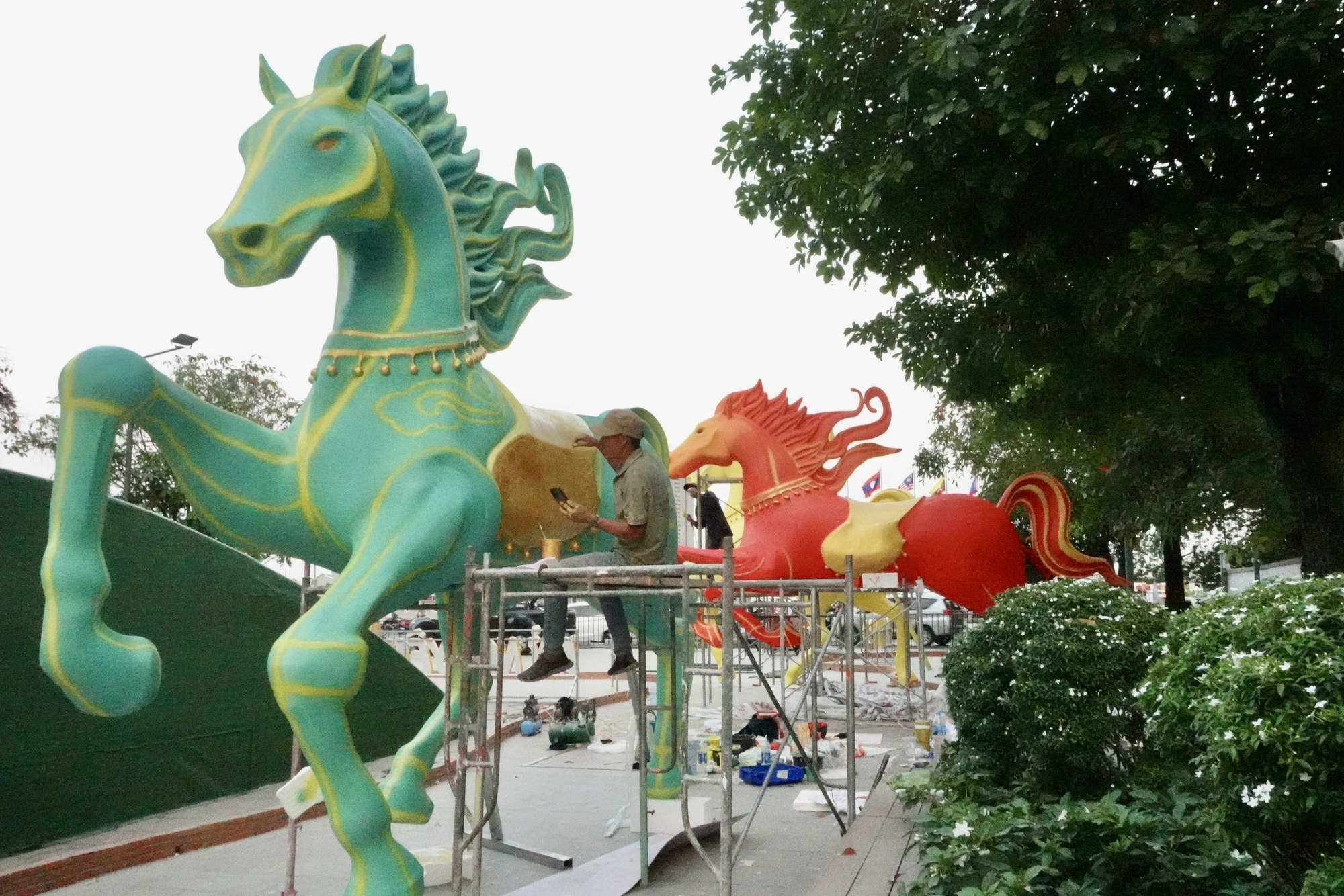 Lộ diện linh vật ngựa khổng lồ tại đường hoa Nguyễn Huệ- Ảnh 10.