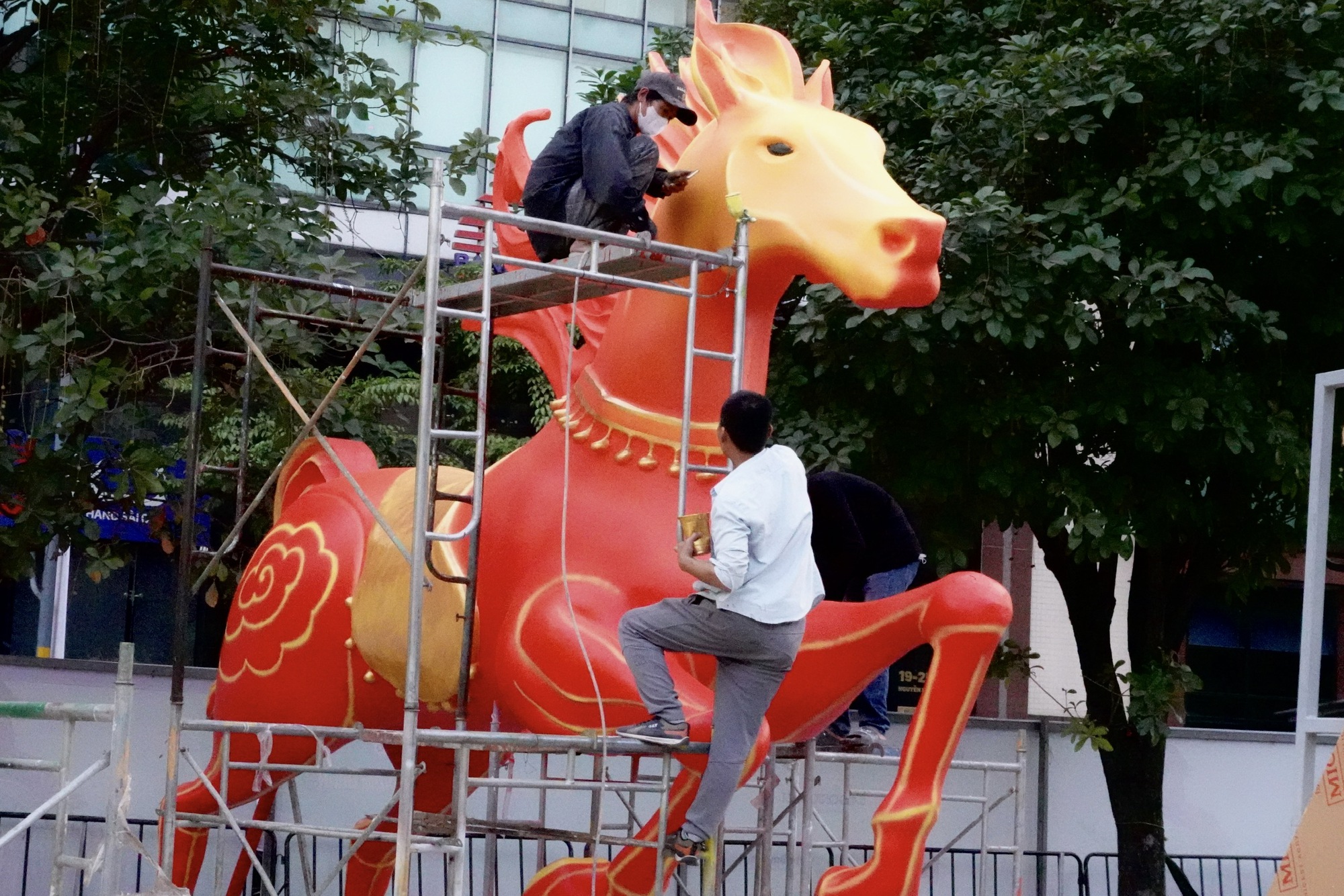 Lộ diện linh vật ngựa khổng lồ tại đường hoa Nguyễn Huệ- Ảnh 12.