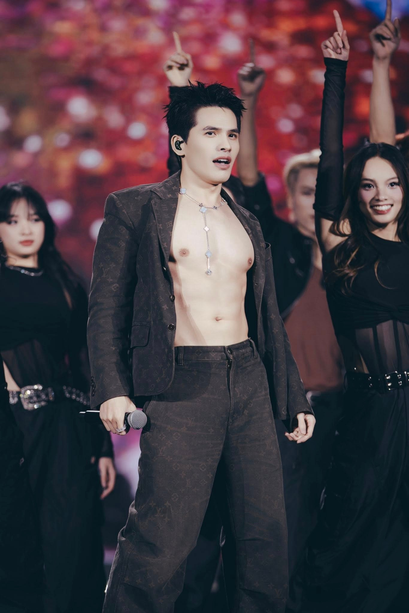 Ca sĩ Việt nào cận kề ngưỡng cát-xê một tỷ đồng/show- Ảnh 16.