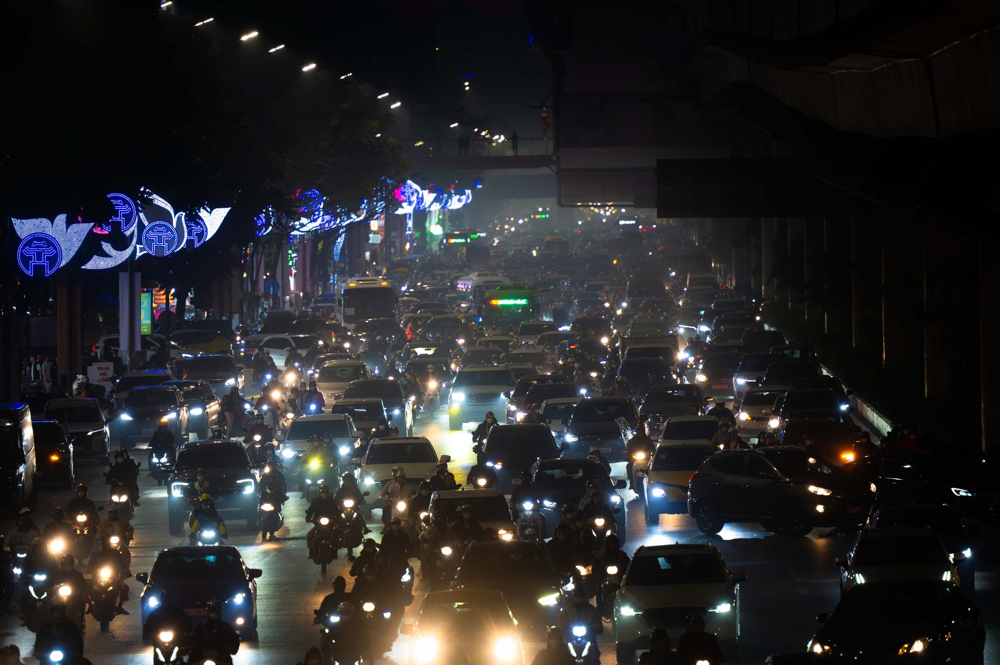 Hà Nội cận Tết: Mắc kẹt giữa dòng xe, một giờ đồng hồ vẫn chưa thoát nổi- Ảnh 2.