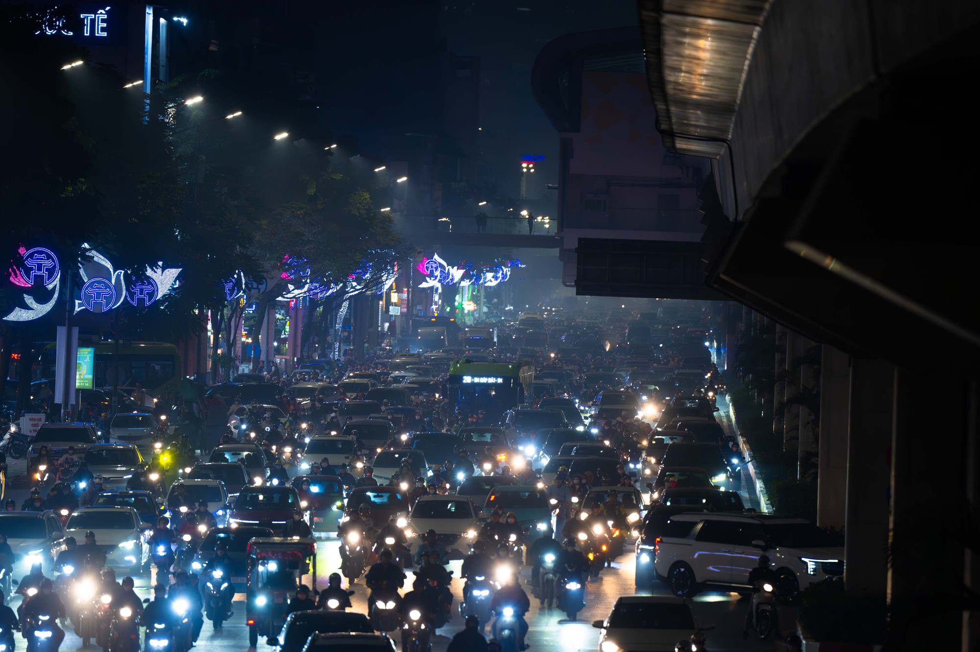 Hà Nội cận Tết: Mắc kẹt giữa dòng xe, một giờ đồng hồ vẫn chưa thoát nổi- Ảnh 3.