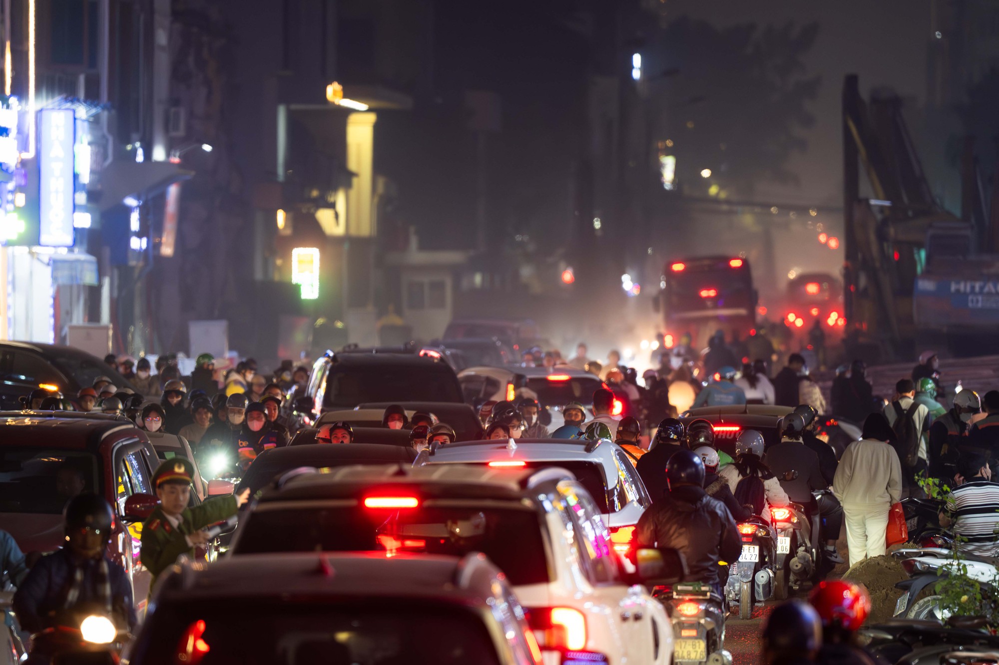 Hà Nội cận Tết: Mắc kẹt giữa dòng xe, một giờ đồng hồ vẫn chưa thoát nổi- Ảnh 5.