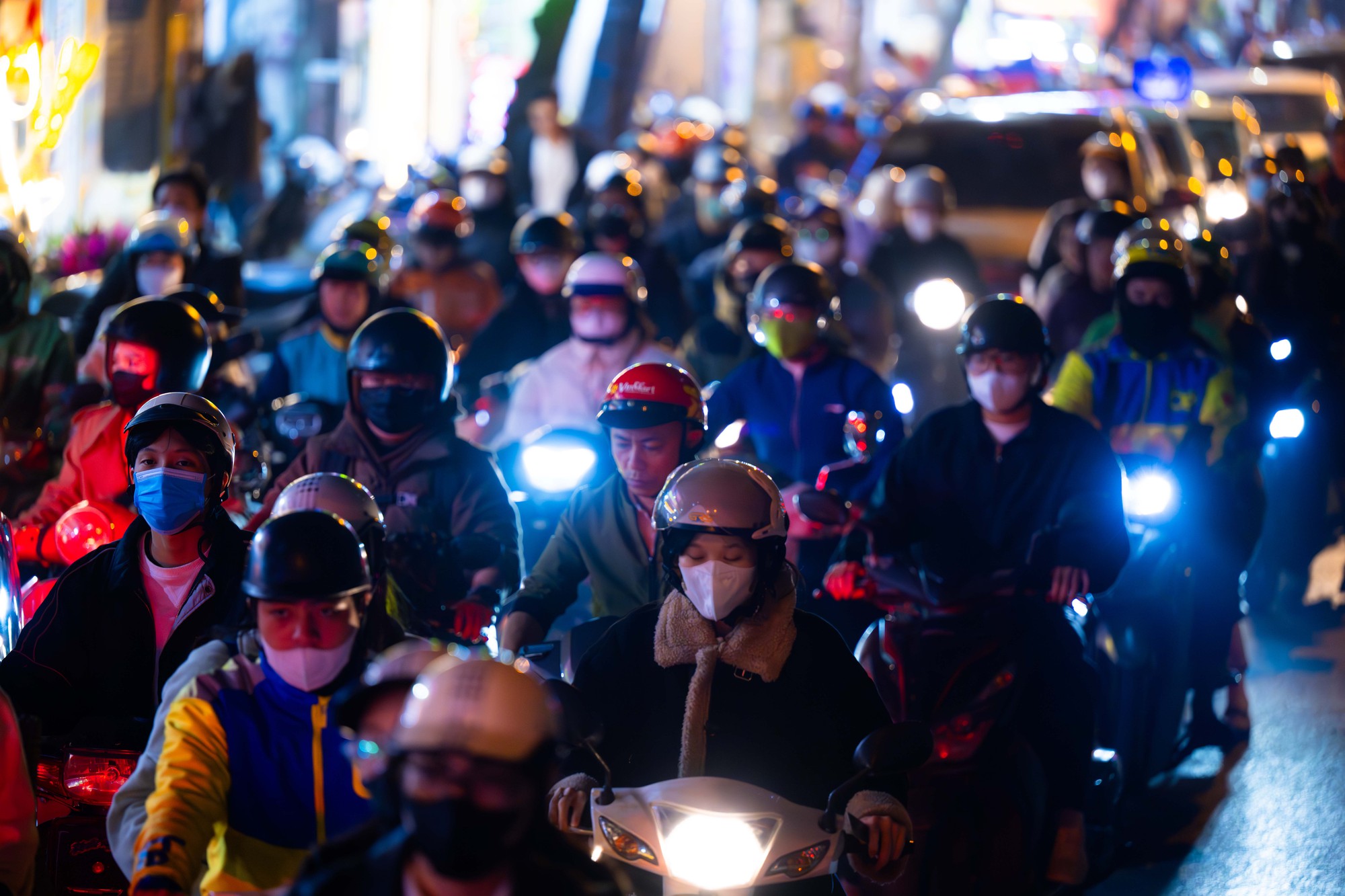 Hà Nội cận Tết: Mắc kẹt giữa dòng xe, một giờ đồng hồ vẫn chưa thoát nổi- Ảnh 7.