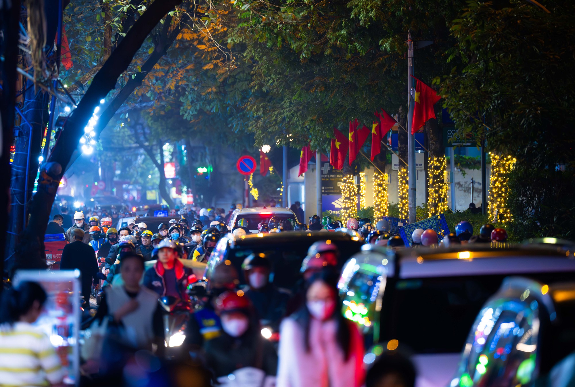 Hà Nội cận Tết: Mắc kẹt giữa dòng xe, một giờ đồng hồ vẫn chưa thoát nổi- Ảnh 10.