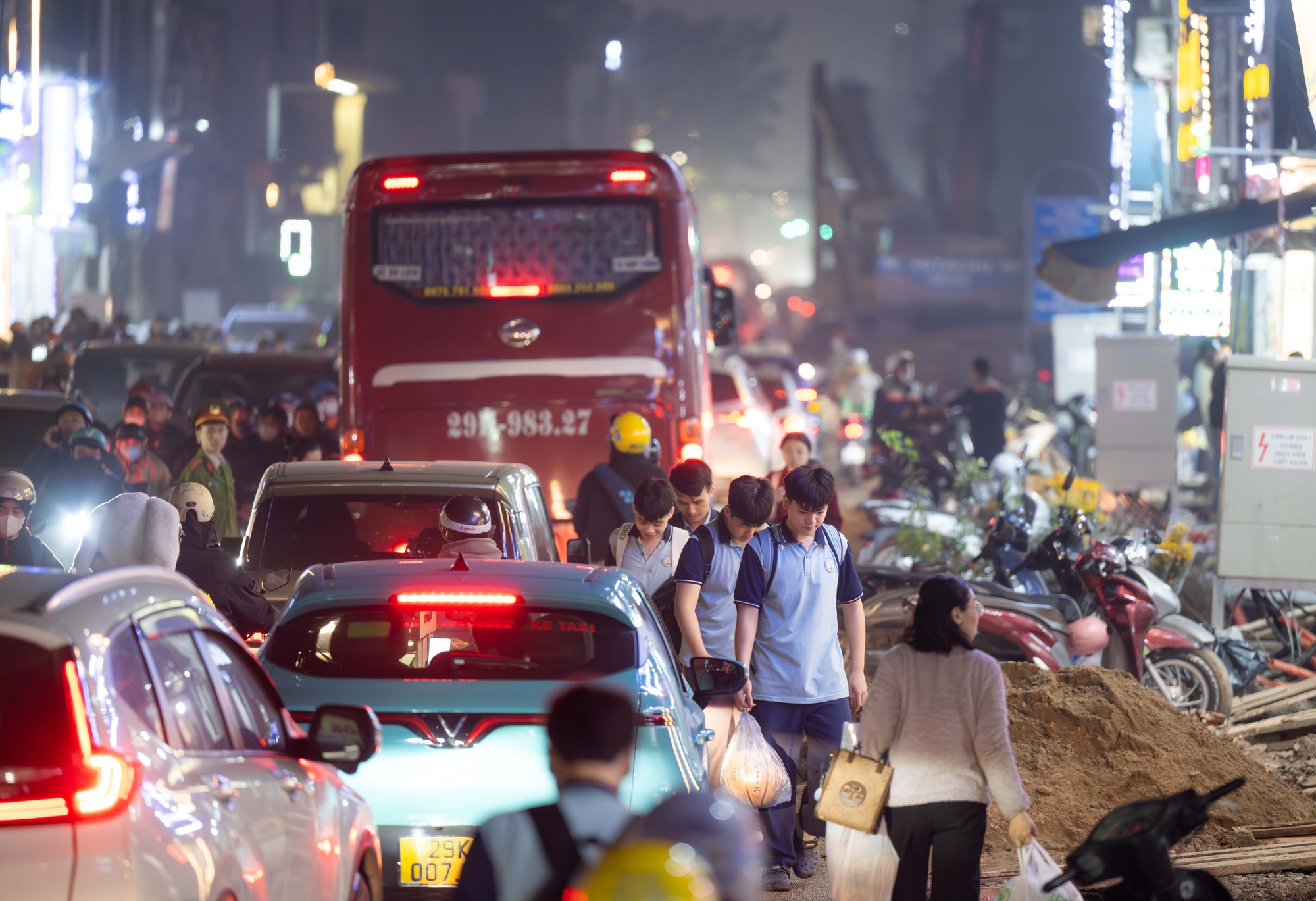 Hà Nội cận Tết: Mắc kẹt giữa dòng xe, một giờ đồng hồ vẫn chưa thoát nổi- Ảnh 12.