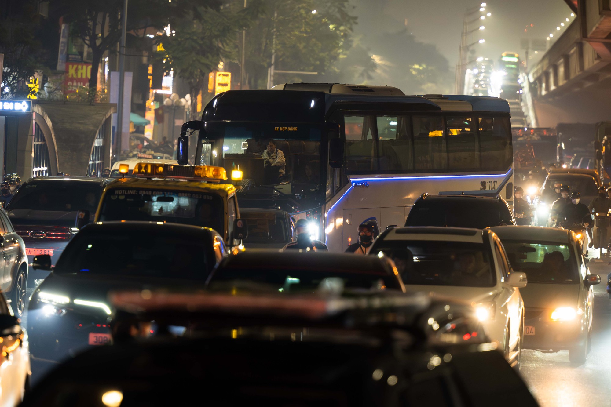 Hà Nội cận Tết: Mắc kẹt giữa dòng xe, một giờ đồng hồ vẫn chưa thoát nổi- Ảnh 14.