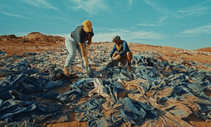 Tình nguyện viên trong chiến dịch Re-commerce Atacama thu gom quần áo cũ từ đống rác thải ở sa mạc Atacama, Chile, để bán lại. Ảnh: The Guardian