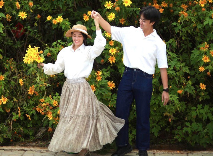 Suốt 2 năm bên nhau, Lan Thy và Dustin Tiêu hạn chế chia sẻ chuyện tình cảm trước truyền thông. Cả hai ít khi nói về đời tư và xuất hiện công khai với tần suất chọn lọc. Dù đã thực hiện nghi thức cầu hôn dưới sự chứng kiến của gia đình hai bên, cặp đôi hiện vẫn chưa công bố thời điểm cụ thể cho lễ cưới.