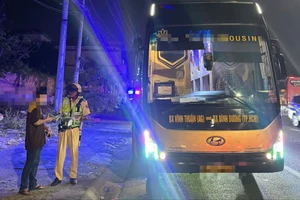 Đội CSGT Bình Triệu siết chặt xe khách vi phạm dịp cận Tết
